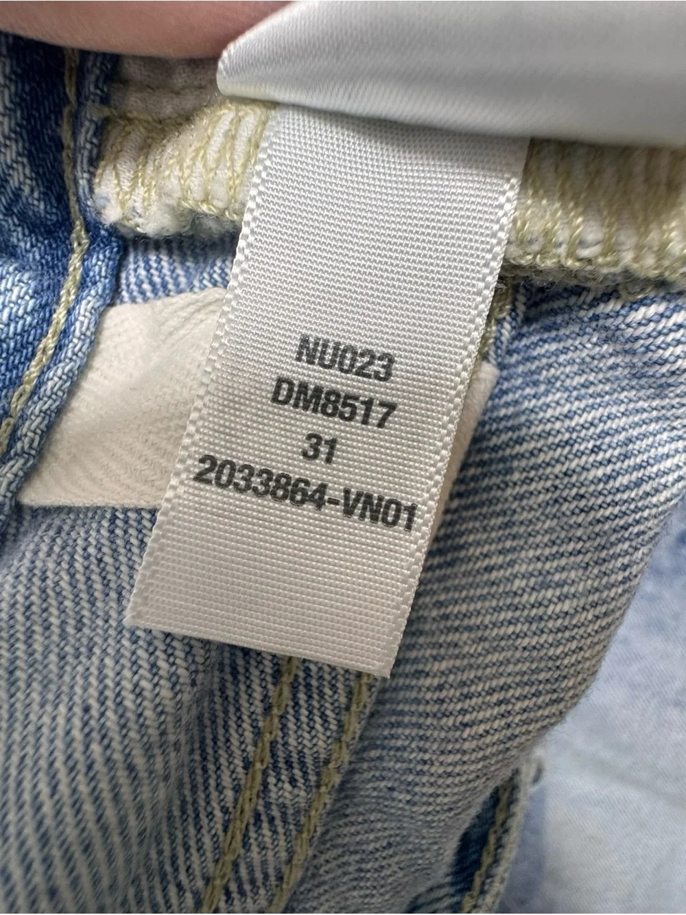 Madewell The Darted Barrel-Leg Jeans Size 31 Light Wash Cropped Raw Hem